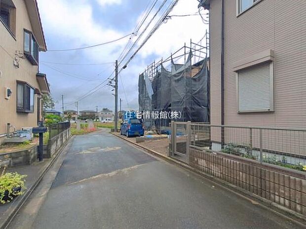 前面道路を含めた現地写真です。