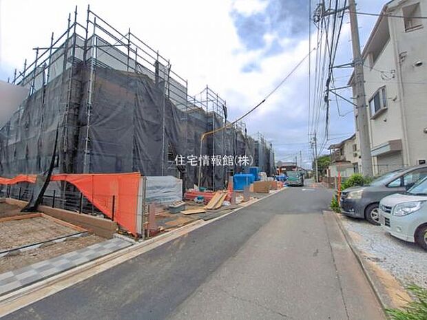 前面道路を含めた現地写真です。