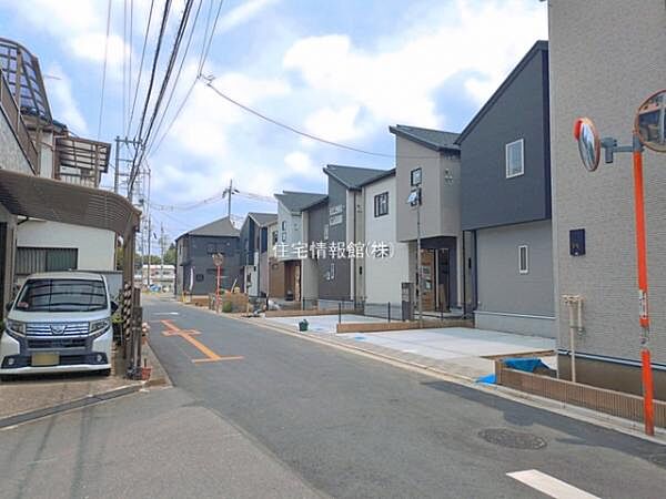 前面道路を含めた現地写真です。