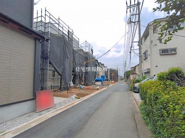 前面道路を含めた現地写真です。