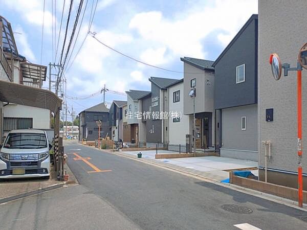 前面道路を含めた現地写真です。