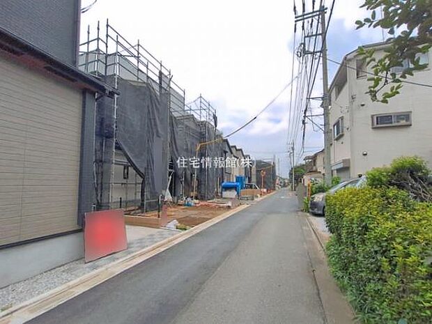 前面道路を含めた現地写真です。