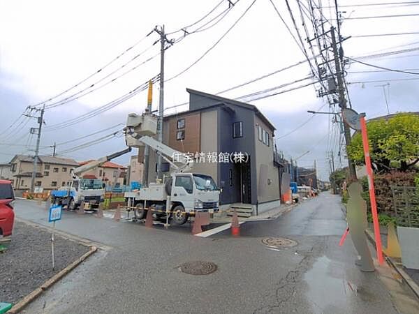 前面道路を含めた現地写真です。