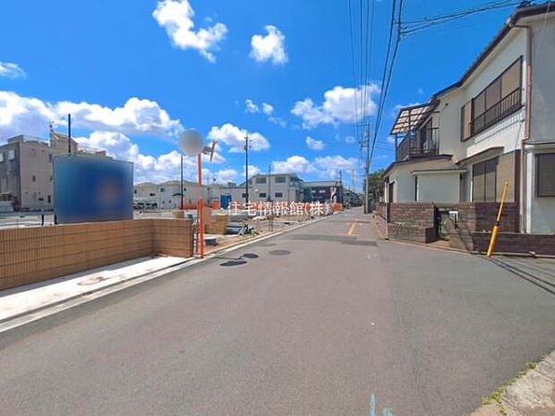 前面道路を含めた現地写真です。