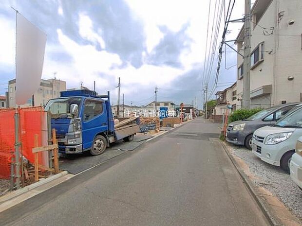前面道路を含めた現地写真です。