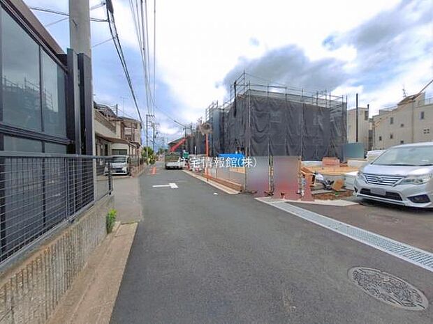 前面道路を含めた現地写真です。