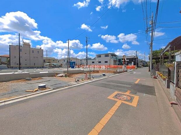 前面道路を含めた現地写真です。