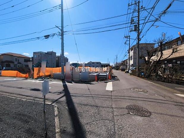 前面道路を含めた現地写真です。