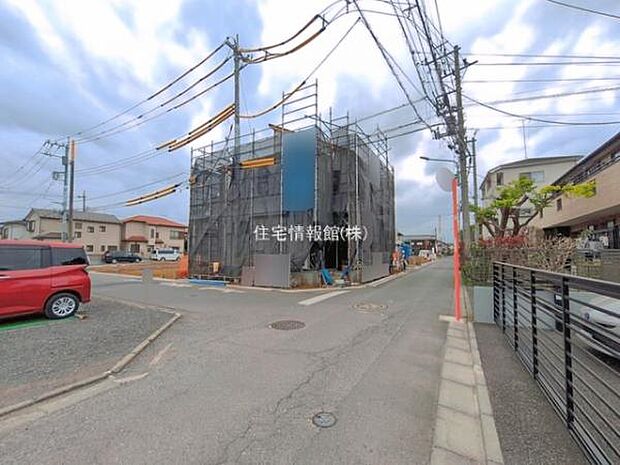 前面道路を含めた現地写真です。