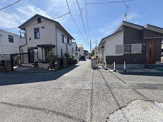 前面道路を含めた現地写真です。