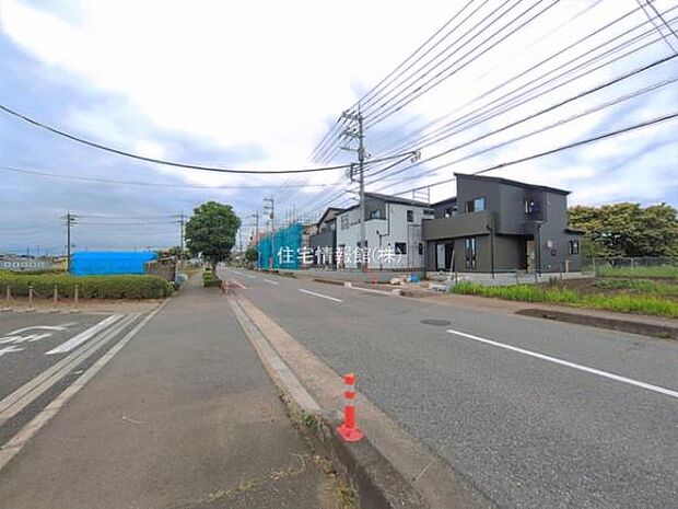 前面道路を含めた現地写真です。