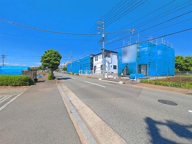 前面道路を含めた現地写真です。