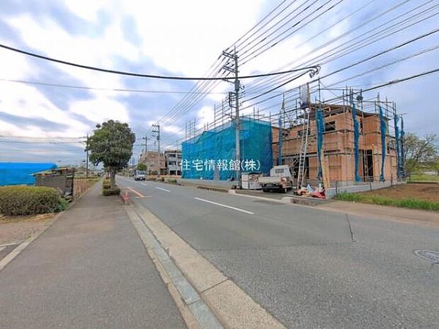 前面道路を含めた現地写真です。