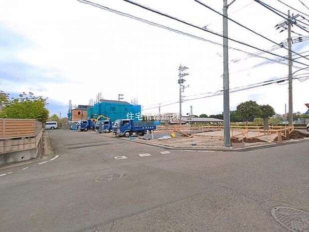 前面道路を含めた現地写真です。