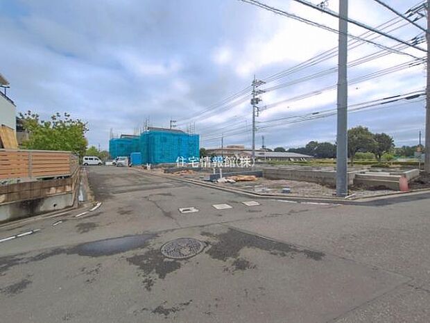 前面道路を含めた現地写真です。