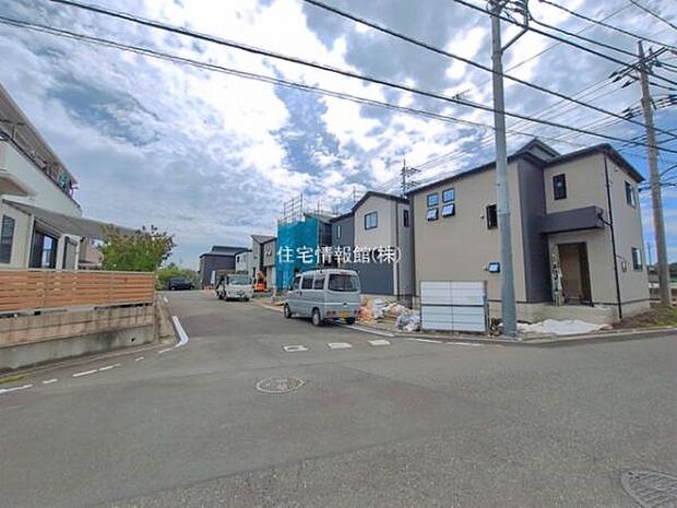 前面道路を含めた現地写真です。
