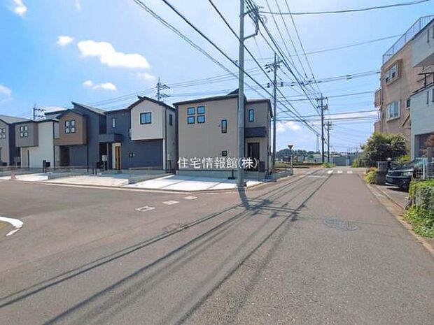 前面道路を含めた現地写真です。