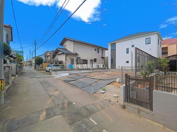 前面道路を含めた現地写真です。