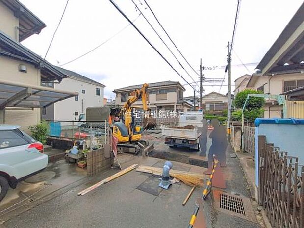 前面道路を含めた現地写真です。