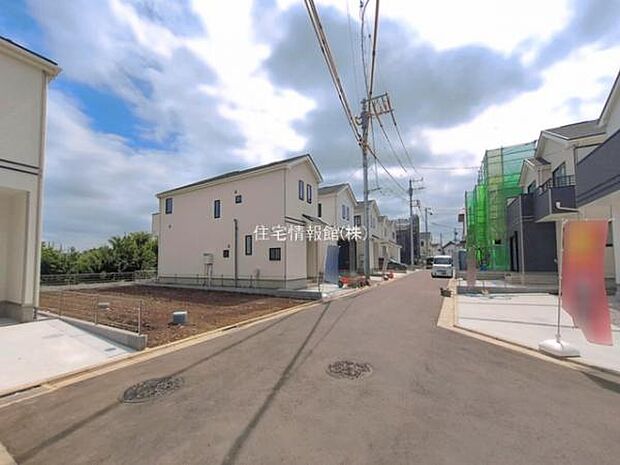 前面道路を含めた現地写真です。