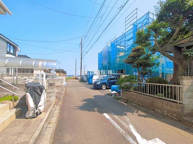 前面道路を含めた現地写真です。