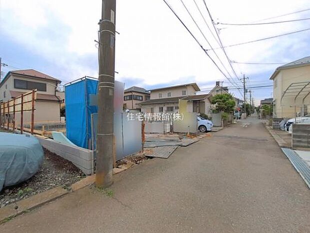前面道路を含めた現地写真です。
