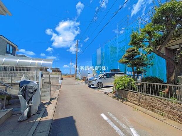 前面道路を含めた現地写真です。