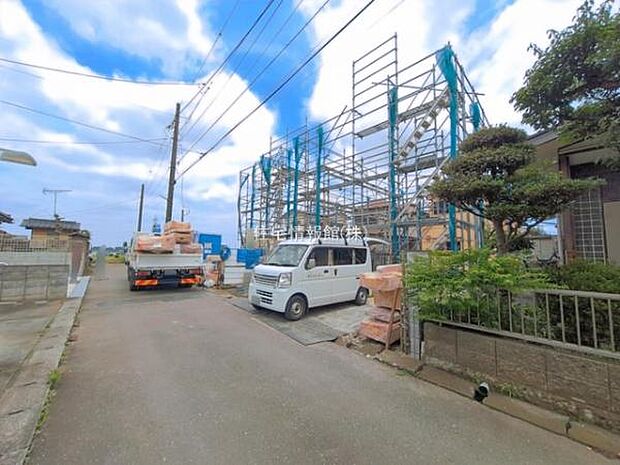 前面道路を含めた現地写真です。