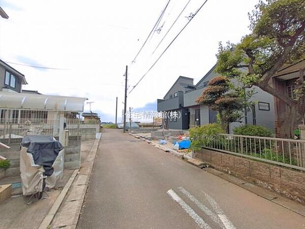 前面道路を含めた現地写真です。