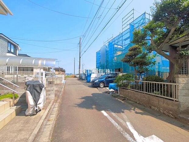前面道路を含めた現地写真です。