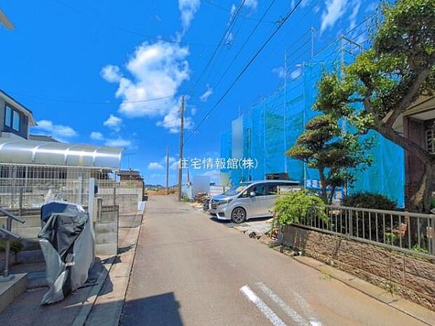 前面道路を含めた現地写真です。