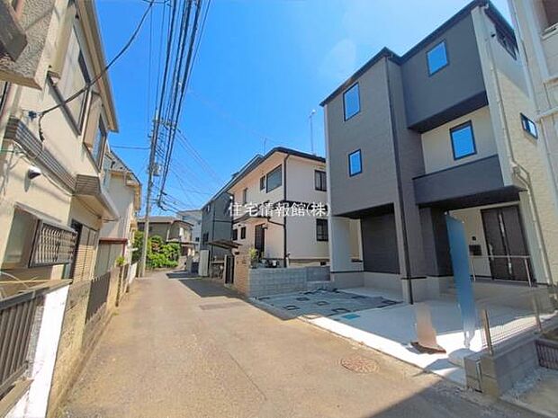 前面道路を含めた現地写真です。