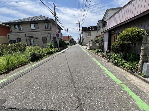 前面道路を含めた現地写真です。