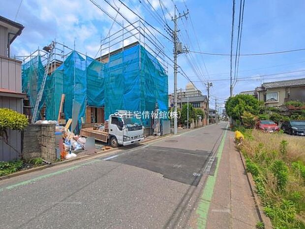 前面道路を含めた現地写真です。