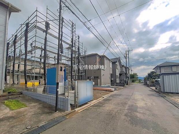 前面道路を含めた現地写真です。