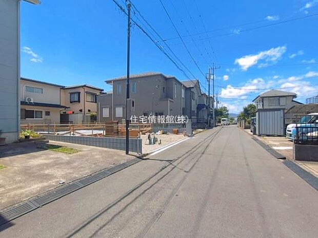 前面道路を含めた現地写真です。