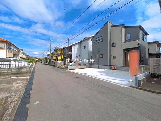 前面道路を含めた現地写真です。