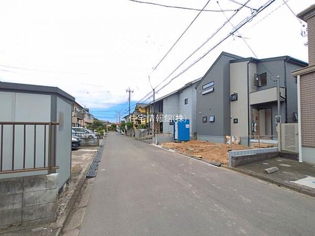 前面道路を含めた現地写真です。