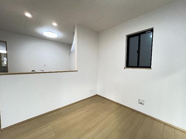 キッチン正面にダイニングセットを配置することで、配膳もスムーズに。調理中も会話を楽しめます。
