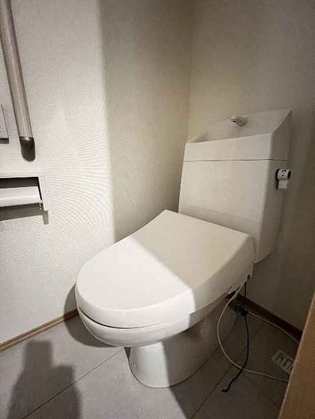 シャワー洗浄機能付のトイレは、清潔感が印象的な空間ですね。