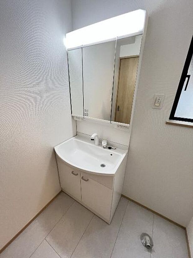 シャワー付き洗面化粧台です。手軽にシャンプーができ、お掃除もしやすいですね。