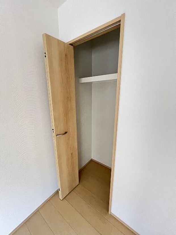 中の物を確認しやすく、取り出しやすい収納スペース。お部屋を広々とお使いいただけます。