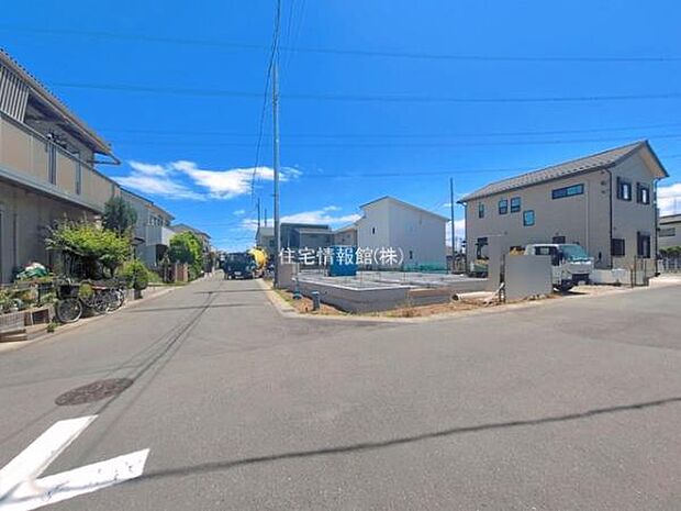 前面道路を含めた現地写真です。