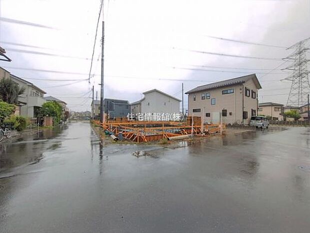 前面道路を含めた現地写真です。