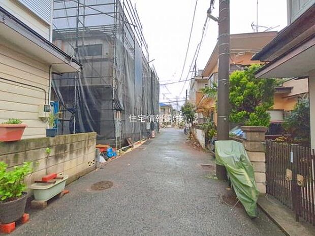前面道路を含めた現地写真です。