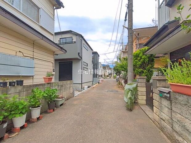 前面道路を含めた現地写真です。
