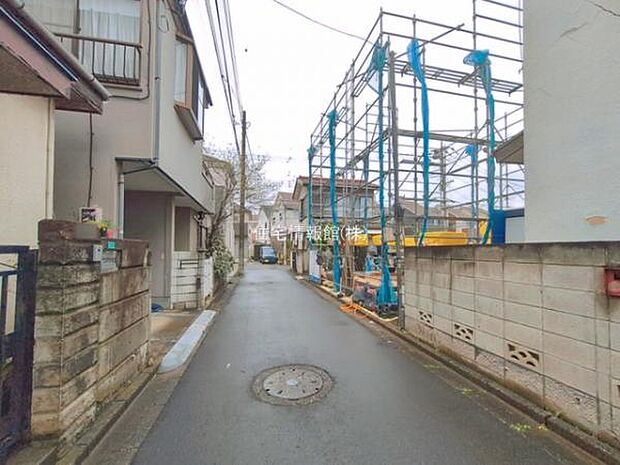 前面道路を含めた現地写真です。