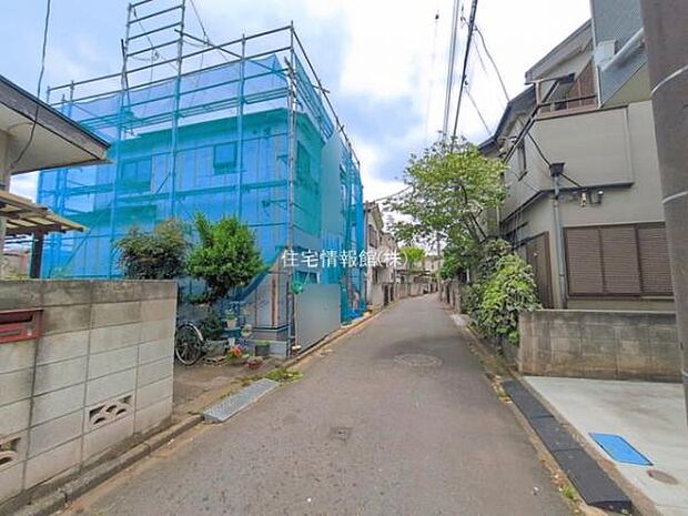 前面道路を含めた現地写真です。