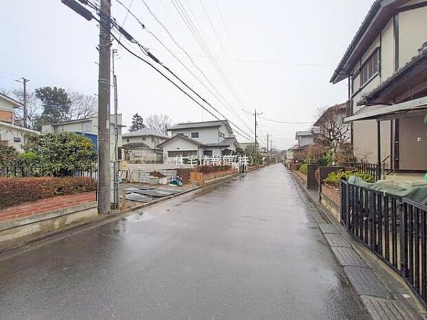 前面道路を含めた現地写真です。