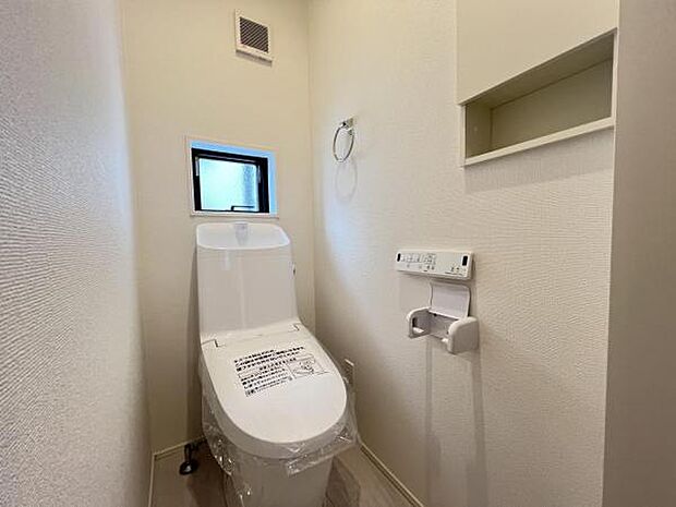 シャワー洗浄機能付のトイレは、清潔感が印象的な空間ですね。